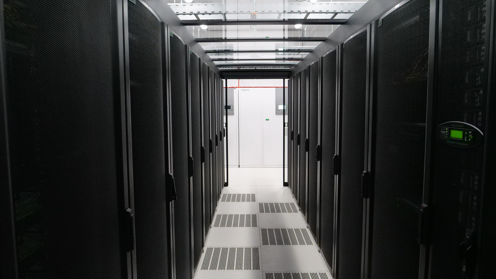 Private cloud datacenter met serverracks